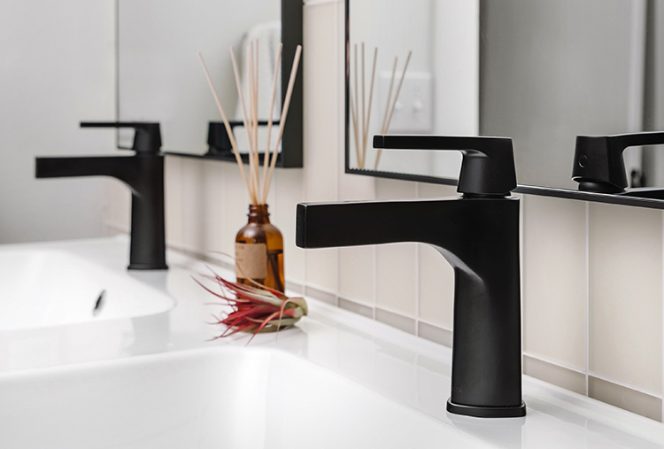 DeltaEffortlessChicMasterBath_03