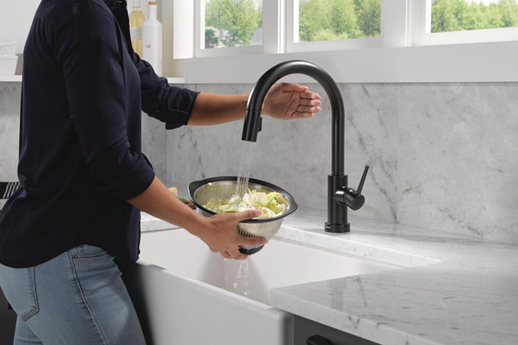 8 Reasons You'll Love a Touchless Kitchen Faucet Hands Free