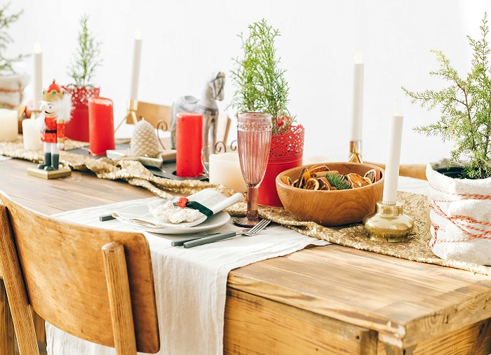 Incorporate Seasonal Centerpieces